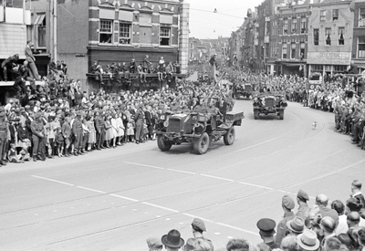831609 Afbeelding van de Memorial D-Day Parade met militairen van de 3rd Canadian Infantry Division op de Neude te ...